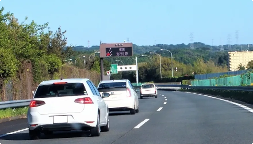 車が道路を走っています
