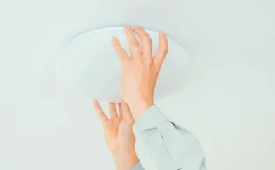 天井に取り付けられた照明機器