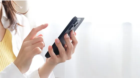 スマートフォンを操作する女性の手元