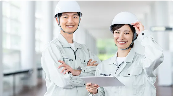 笑顔で正面を向く男性と女性の作業員